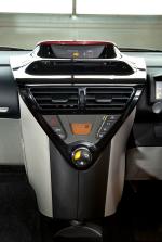 Toyota iQ 2011 года